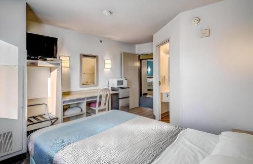 Menomonie Cabin | Econo Lodge Menomonie I-94