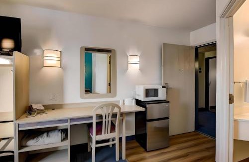 Menomonie Cabin | Econo Lodge Menomonie I-94