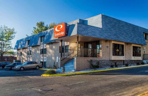 Milldale Cabin | Econo Lodge Milldale - Southington