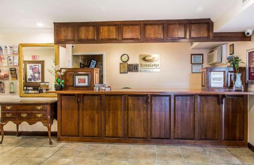 Milldale Cabin | Econo Lodge Milldale - Southington