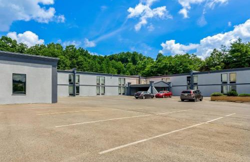 Bradley Cabin | Econo Lodge Mt Hope - Beckley