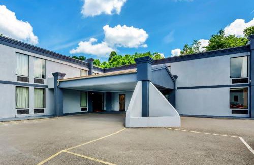 Bradley Cabin | Econo Lodge Mt Hope - Beckley