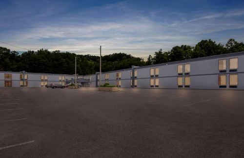Bradley Cabin | Econo Lodge Mt Hope - Beckley