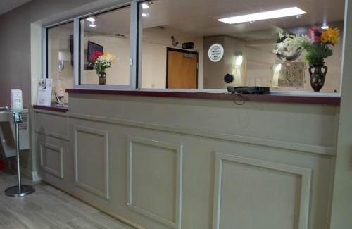 Hopewell Cabin | Econo Lodge Near Fort Gregg-Adams I-295