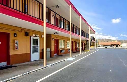Bristol Hotel | Econo Lodge Near Motor Speedway