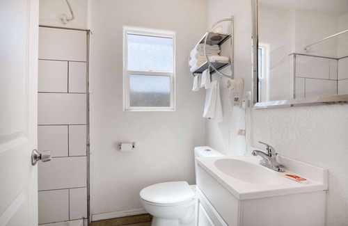 Needles Hotel | Econo Lodge Needles