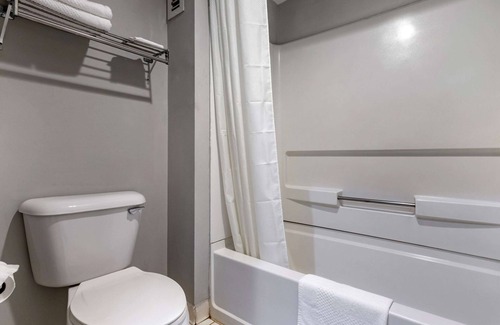 Russellville Hotel | Econo Lodge Saint Stephen