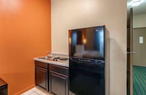 Mitchell Hotel | Econo Lodge & Suites Granite City