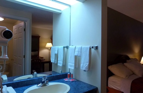 Saint John Hotel | Econo Lodge & Suites Saint John