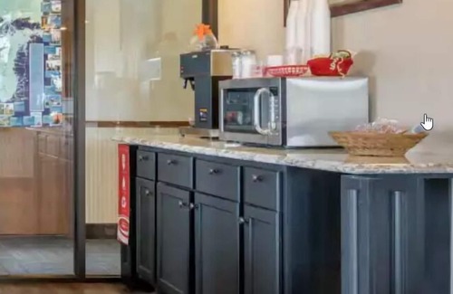 Traverse City Hotel | Econo Lodge Traverse City