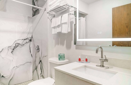 Traverse City Hotel | Econo Lodge Traverse City