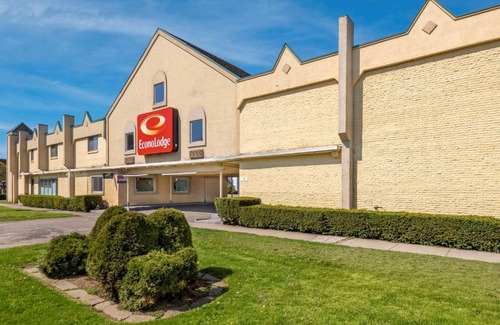 Cortland Cabin | Econo Lodge