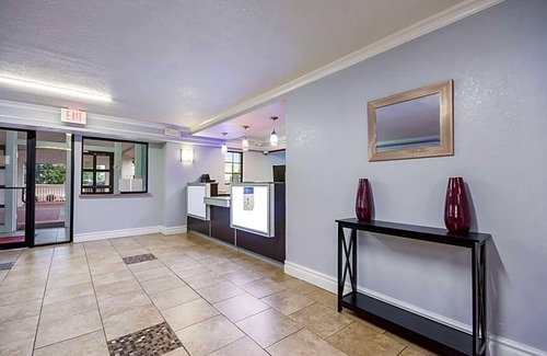 Del City Hotel | Econo Lodge