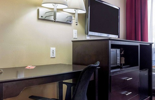 Jamestown Hotel | Econo Lodge