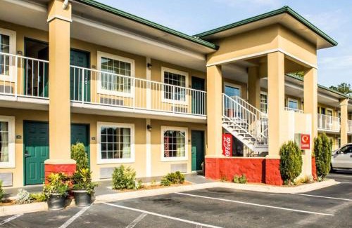 Lloyd Cabin | Econo Lodge