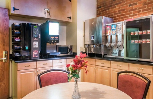 Manchester Hotel | Econo Lodge