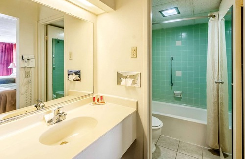 Martinsville Hotel | Econo Lodge