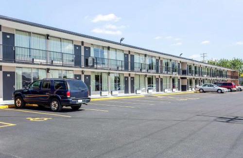 Joliet Cabin | Econo Lodge