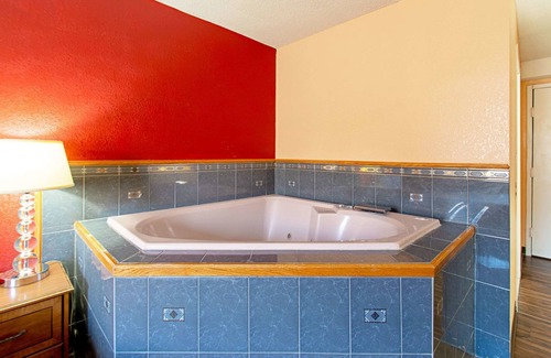 Utica Hotel | Econo Lodge