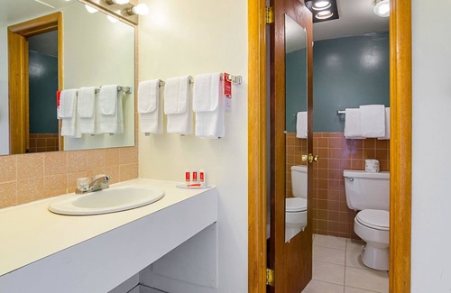 Wa Keeney Hotel | Econo Lodge