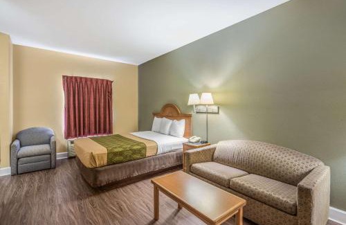 Valdosta Cabin | Econo Lodge Valdosta Mall Area