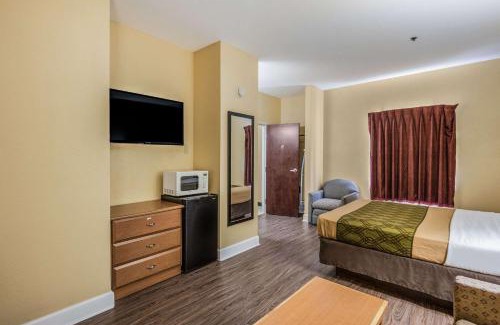 Valdosta Cabin | Econo Lodge Valdosta Mall Area