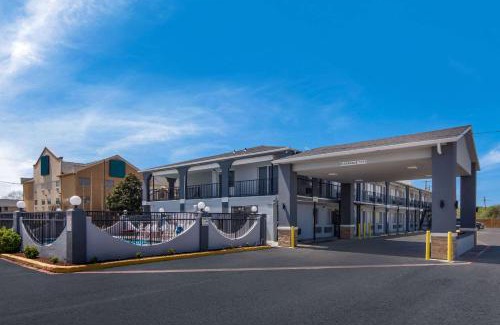 Bellmead Cabin | Econo Lodge Waco North I-35
