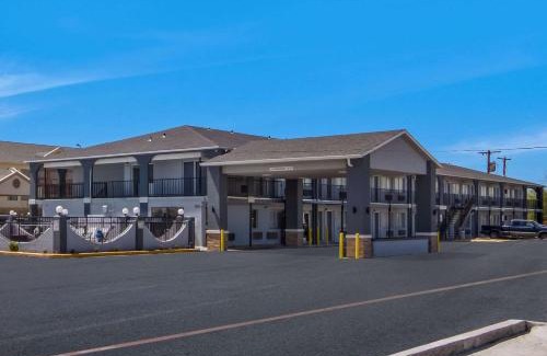 Bellmead Cabin | Econo Lodge Waco North I-35