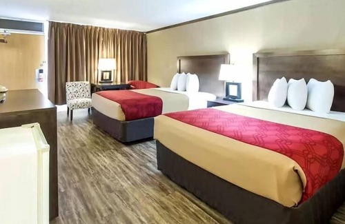 Pinnacles Entrance Badlands Hotel | Econo Lodge Wall