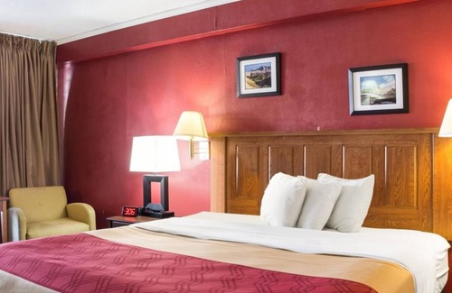 Pinnacles Entrance Badlands Hotel | Econo Lodge Wall