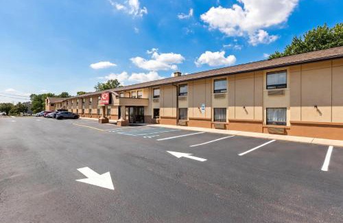 Iselin Cabin | Econo Lodge Woodbridge