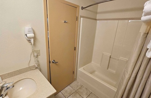 Iselin Hotel | Econo Lodge Woodbridge