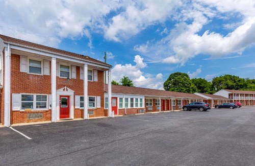 Woodstock Cabin | Econo Lodge Woodstock - Shenandoah Valley I-81