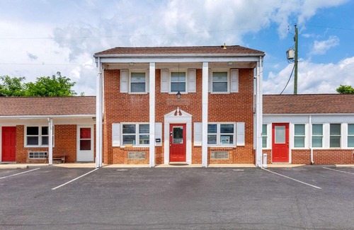 Woodstock Cabin | Econo Lodge Woodstock - Shenandoah Valley I-81