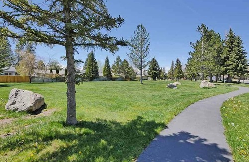 Tahoe Keys Condo | Economical Waterfront Condo for 6 with Great Views of the Marina - 86A~