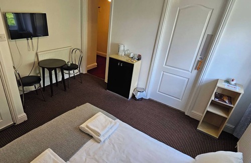 Mynydd Isa House | Economy Double Room Private Bathroom Free Wi-Fi Walk-in Shower