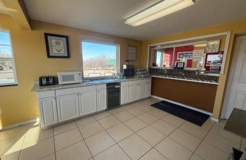 Harrisburg Hotel | ECONOMY INN & SUITES