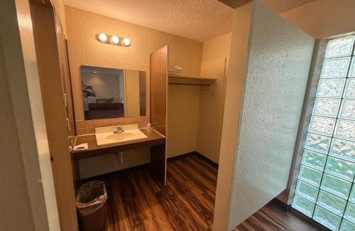 Belleville Hotel | Economy Inn