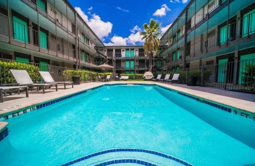 Riverside Apartment | Economy King Bed Suites w Pool, Next to Downtown