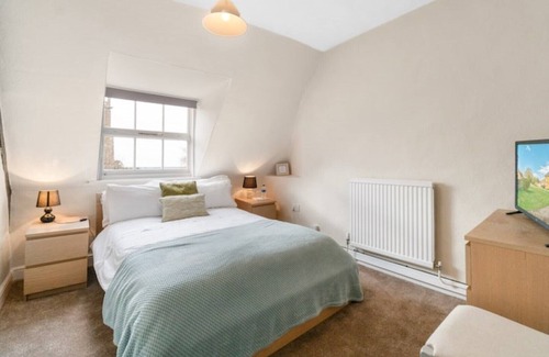Earls Barton Hotel | "ecton House- Palmer Suite-near Silverstone"