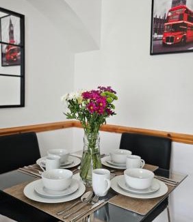 Alibon House | EcuaStay New Luxurious 4 Bedroom Home with Garden and parking