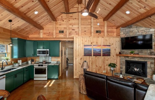 Hendersonville Cabin | Ecusta Trailhead Cabin