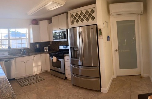Alice Town House | Eddy's Beach House