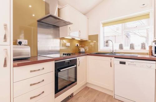 Murthill House | Eden Cottage- Quiet City Base