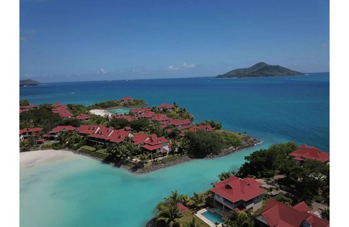 Mahe Island Apartment | EDEN ISLAND APARTMENT, Beach 90 metres away, golf car, kayaks, 1st floor