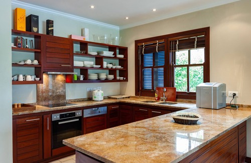 Mahe Island House | Eden Island: Magnificent villa with private pool