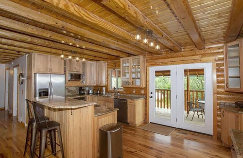 Wolf Creek Cabin | Eden Log Cabin/Near Lake & Ski Resorts