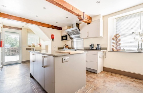 Kendal Cottage | EDEN MILL, MILLERS BECK, pet friendly, with hot tub in Kendal