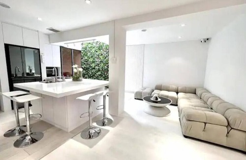 Marine Parade Apartment | Eden Suite 05