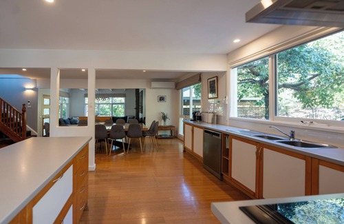 Yarra Glen House | Eden Yarra Valley Accommodation Flexible options 6-10 bedrooms, up to 30 guests